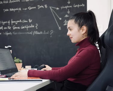 Employée concentrée devant son ordinateur