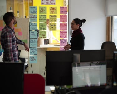 Employés en plein travail dans l'open space
