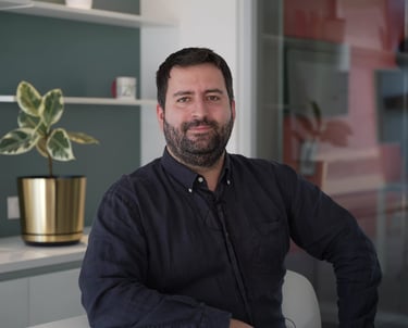 Employé qui sourit dans son bureau