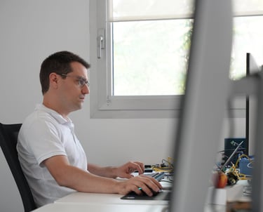 Employé travaillant devant son ordinateur