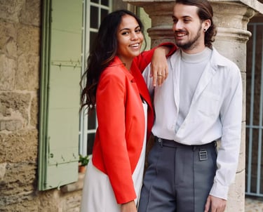 Couple qui rit durant leur séance photo d'engagement dans un village pittoresque en provence