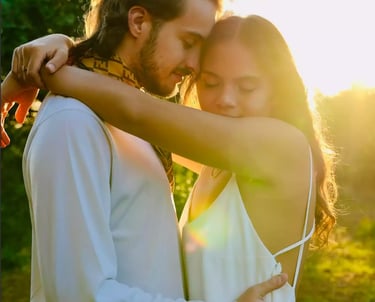 Romantisme d'un couple durant le coucher du soleil en provence
