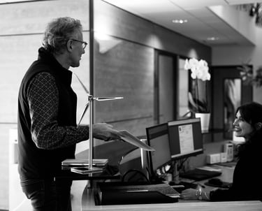Chef d'entreprise à l'accueil de son entreprise