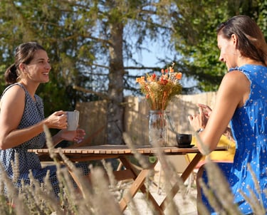 Petit déjeuner de deux employées dans le jardin de l'entreprise