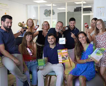 Equipe de salariés montrant les trophées de l'entreprise