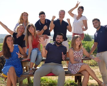 Image de groupe des salariés à l'extérieur de l'entreprise