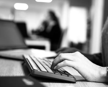 Main sur un clavier d'ordinateur