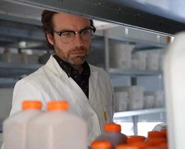 Scientifique faisant un inventaire