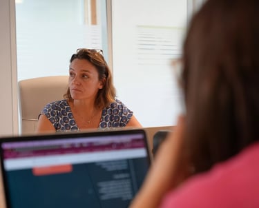 Salariée attentive durant réunion