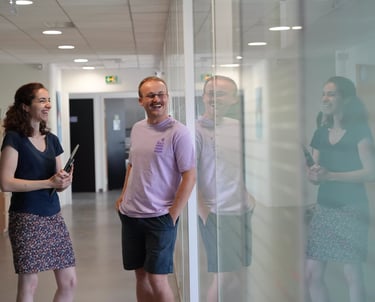 Employés qui rigolent dans les couloirs du bureau