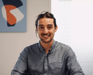 Employé qui sourie durant son interview