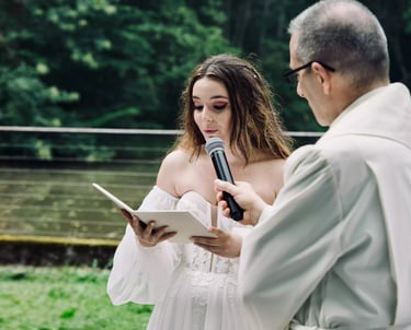 Voeux de la mariée durant la cérémonie religieuse en forêt