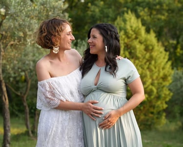 La mariée et son amie se regardent