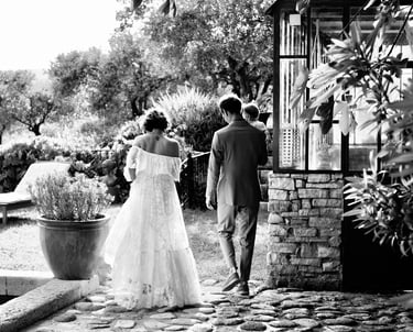 Photo des mariés dans le domaine provençal