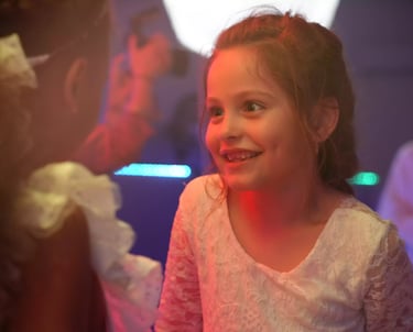 Petites filles qui se regardent durant la fête du mariage