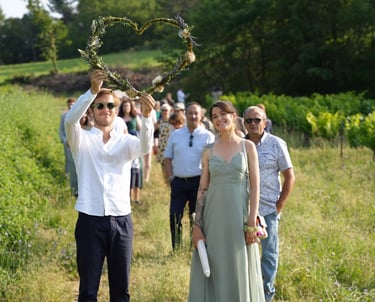 Photo de groupe avec un coeur au milieu durant la ballade des invités dans le vignoble