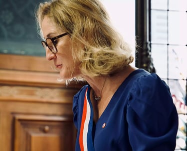 Mairesse qui prononce le mariage à l'hôtel de ville à Lyon