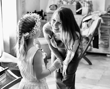 Les sourires d'une jeune demoiselle d'honneur et d'une invitée durant les préparatifs