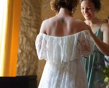 La mariée se prépare avec sa demoiselle d'honneur