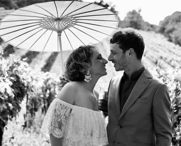 Les mariés dans un champ de vigne dans le Vaucluse