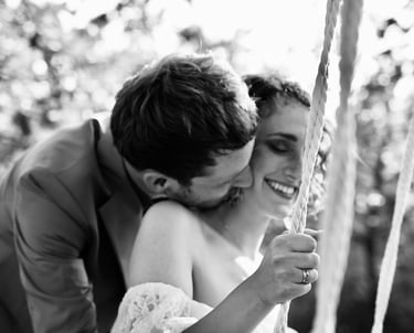 Image romantique des mariés en noir et blanc sur la balançoire