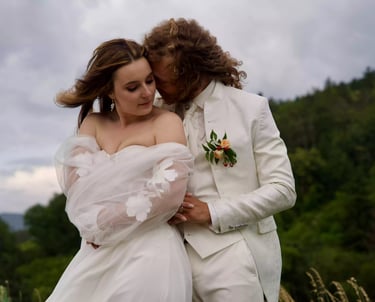 Photo romantique des mariés en forêt