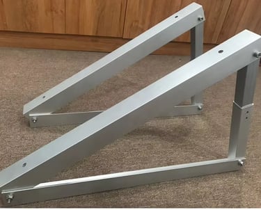 Adjustable tilt triangle mounting rack