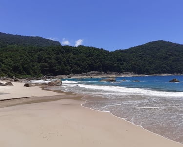 Praias acessadas somente pelo mar!