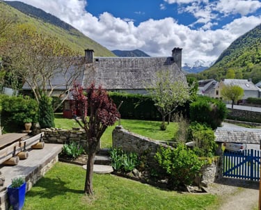 vue du jardin avec l'entrée