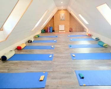 Salle de yoga équipée pour retraites bien-être - maison la flambee