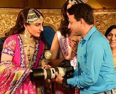 Amit Saheta Reciving Award from Soha Ali Khan