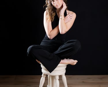 portrait studio à Laon, jeune femme assise sur un tabouret