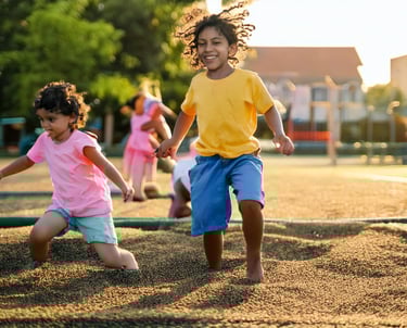 niños jugando en el parque