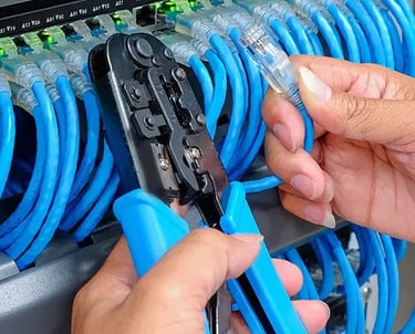 Rack de comunicaciones con cableado estructurado ordenado y certificado por el equipo técnico