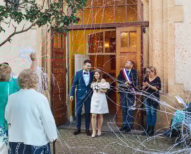 Sortie de mairie de deux jeunes mariés sous les confettis