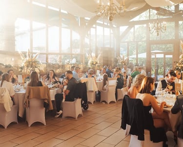 Salle de réception avec une lumière de coucher de soleil durant un mariage à l'Auberge de la Klauss