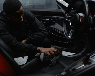 Homme nettoyant voiture siège