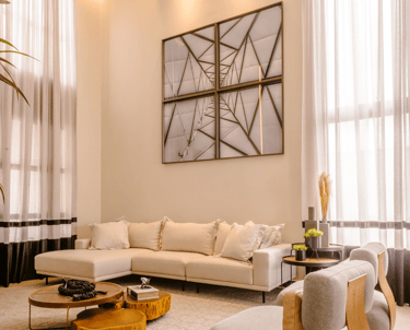 SALA DECORADA COM QUADRO