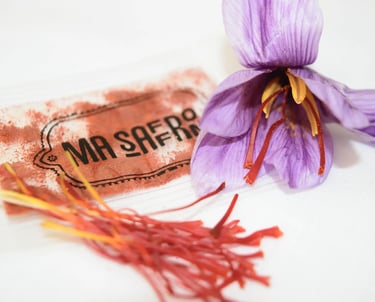 Uma linda flor roxa de açafrão com estigmas vermelhos e embalagem de açafrão rotulada "Ma Saffron"