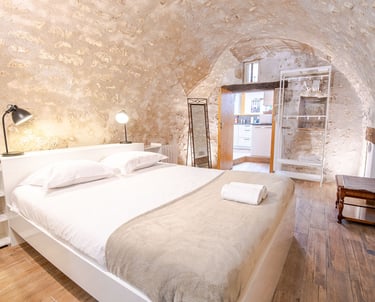 La chambre principale, profitez de la douceur de la roche pour des nuits reposantes