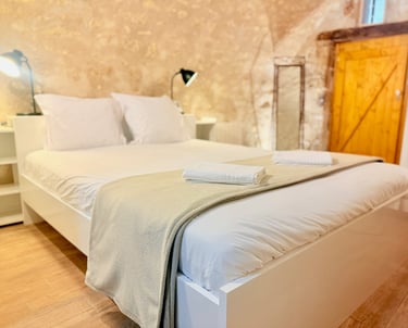 La chambre principale, profitez de la douceur de la roche pour des nuits reposantes.