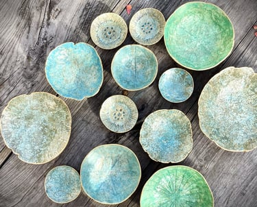 ensemble de pièces uniques style vintage rétro couleurs douces bleu vert roche de papier terres