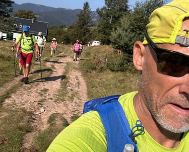 Groupe de personnes pratiquant le Nordic Walking sur un sentier forestier, utilisant des bâtons spécifiques pour optimiser le