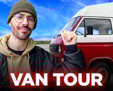 homme montrant un van avec l'écriture "Van Tour"