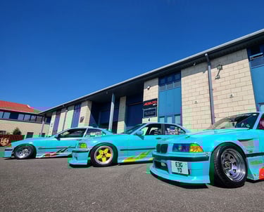 a group of cars parked in front of a building