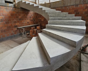Escada em concreto aparente com acabamento uniforme — resultado de consultoria técnica em execução, Porto Alegre RS