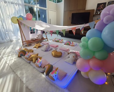 festa do pijama com cabanas e tendas de unicórnios