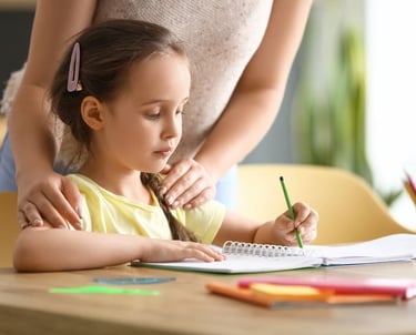 enfant en difficulté aidée par un adulte