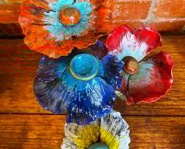 Four metal flower that are enamelled