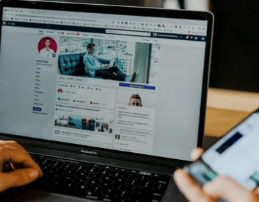 seo for Nanaimo bc looking at computer screen